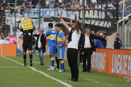 Hugo Benjamín Ibarra, entrenador de Boca, durante el partido que su equipo le ganó a Gimnasia en La Plata por 2-1