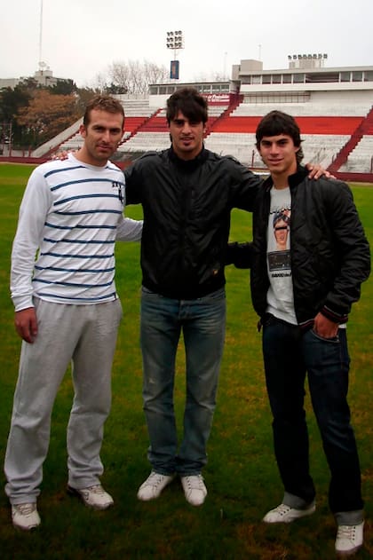 En 2009, en un viaje a la Argentina, se reunió en Deportivo Morón con Román Martínez y Diego Perotti, otros dos jugadores surgido de El Gallito.