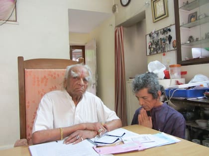 Hugo Cárdenas junto a B.K.S. Iyengar, en Pune India.