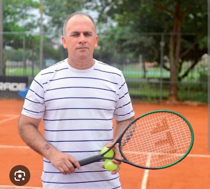 Hugo Chapacú, como todo extenista, cada tanto juega con algún amigo