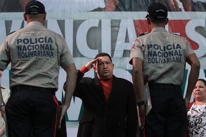 Hugo Chávez, en una ceremonia de graduación de agentes policiales, en Caracas (izquierda); una mujer herida, durante una manifestación de los ''indignados'', en España