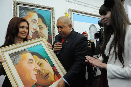 Hugo Chávez junto a Cristina Fernández de Kirchner y Florencia Kirchner en el Salón Néstor Kirchner del Palacio de Miraflores. Caracas