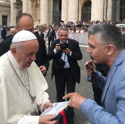 Hugo con el Papa Francisco el día que le entregó su libro: "Quién soy, en busca de la identidad"