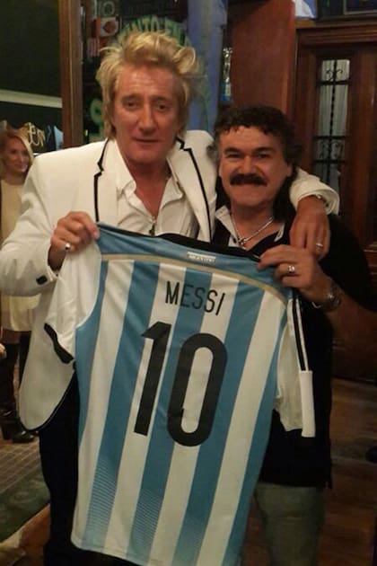 Hugo con Rod Stewart, durante su visita a La Brigada