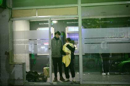 Hugo, con su familia, a la intemperie en el cajero automático