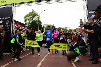 Hugo cruzando la meta de la maratón 366 junto a su familia
