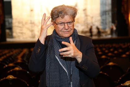 Hugo De Ana asume los roles de director de escena, escenógrafo, iluminador y vestuarista