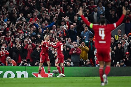Hugo Ekitike y Alexis Mac Allister celebran en Anfield, donde Liverpool goleó a Galatasaray