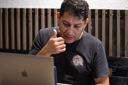 Hugo Farfán en su cafetería.