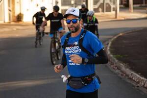 Hugo Farias durante la primera de las 366 maratones consecutivas que corrió