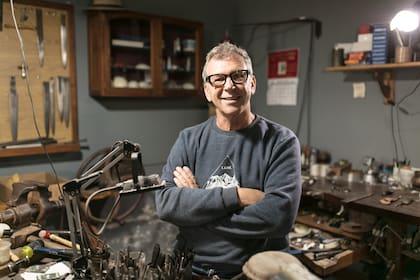 Hugo Gassioles, uno de los plateros criollos más reconocidos de la zona.