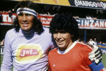 Hugo Gatti y Diego Maradona, protagonistas de unas de las historias más recodadas del fútbol local