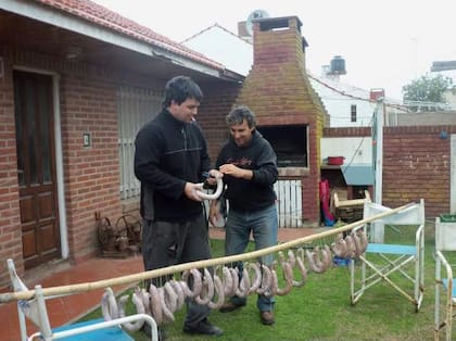 Hugo, junto a su hijo mayor.