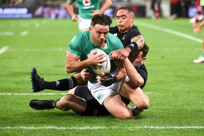 Hugo Keenan marca un try ante los All Blacks en la serie reciente