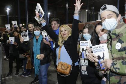 Hugo largas filas para la presentación del libro de Javier Milei