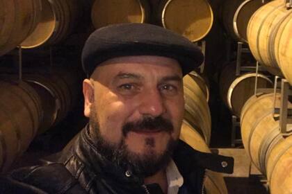 Hugo Laricchia en una bodega de Mendoza (Gentileza: Hugo Laricchia)