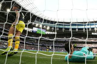 Videos. Otra vez: el arquero campeón mundial agranda su "récord de errores"