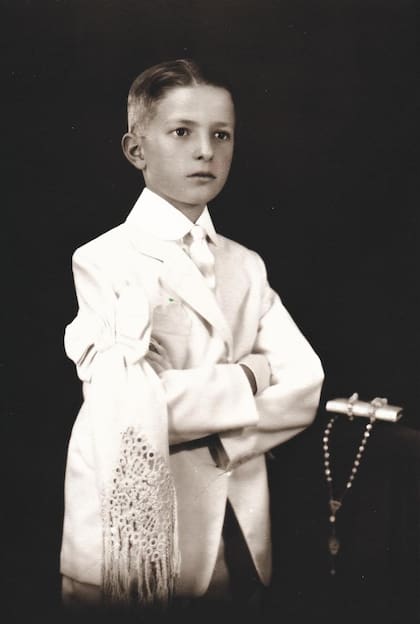 Hugo Masci dice ser, sobre todo, un producto del barrio donde se formó, Villa Crespo; en la foto, está tomando su primera comunión en una iglesia de esa zona