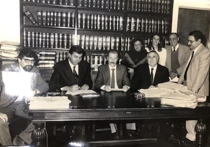 Hugo Masci, en el centro, durante la firma del contrato de concesión del predio