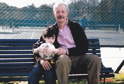 Hugo Masci y su primer nieto, Nacho, en el Club de Amigos