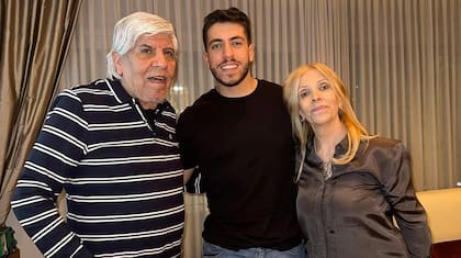 Hugo Moyan y su esposa Liliana Zulet con su hijo Jerónimo, el secretario privado de su padre y dirigente de la Federación de Camioneros