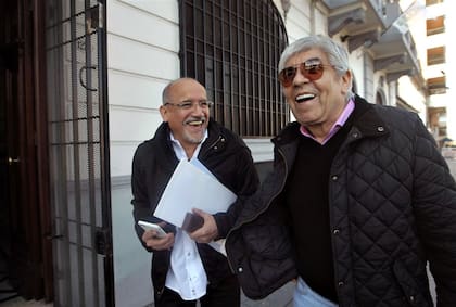 Hugo Moyano ayer, junto a Abel Frutos, al entrar a la reunión sindical