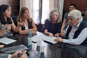 Hugo Moyano, jefe de los camioneros, al firmar la paritaria de los camioneros con aumentos de 1% mensuales, en línea con el pedido de la Casa Rosada; esto fue en marzo, lo repitió ahora de vuelta