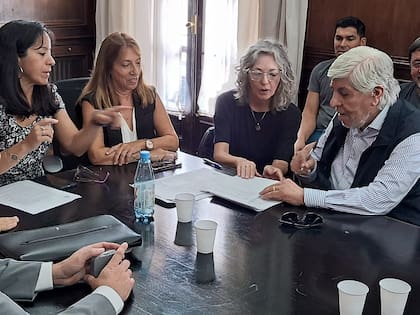 Hugo Moyano, jefe de los camioneros, al firmar la paritaria de los camioneros con aumentos de 1% mensuales, en línea con el pedido de la Casa Rosada