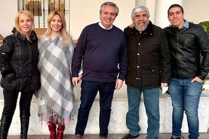 Hugo Moyano junto a su mujer, Liliana Zulet, y su hijo Jerónimo junto al presidente Alberto Fernández y la primera dama, Fabiola Yañez en la Quinta de Olivos