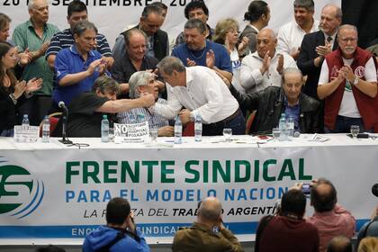 Hugo Moyano junto con otros dirigentes