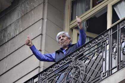 Hugo Moyano sale al balcón durante la reunión del sindicato en el Ministerio de Trabajo