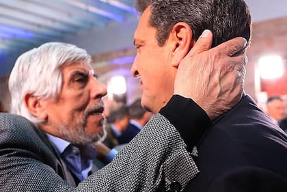 Sergio Massa saluda afectuosamente a Hugo Moyano tras asumir como Ministro de Economía
