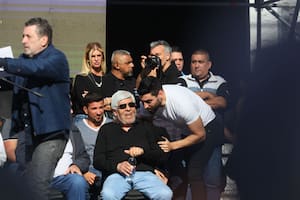 Silencio oficial por el vaciamiento de Camioneros, paritarias a la baja y una ayuda de ARCA para Moyano