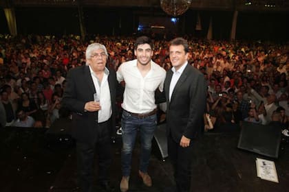 Hugo Moyano y Sergio Massa, en una fiesta del sindicato de peajes que lideraba por entonces Facundo