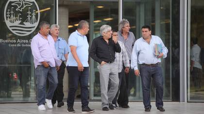 Hugo Moyano y una comitiva de camioneros, el jueves pasado, tras almorzar con Mauricio Macri en Patricios