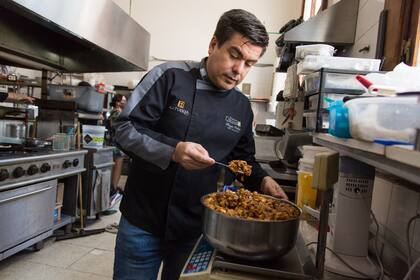 Hugo muestra la dedicada preparación de su empanada riojana: cebolla, carne, papa, huevo duro, aceitunas y verdeo. Para condimentar, sal, pimienta, comino y pimentón.