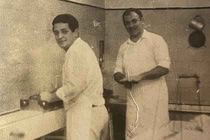 Hugo Navarro y Cacho Elía en su primer local de churros llamado "La Fábrica de Churros"