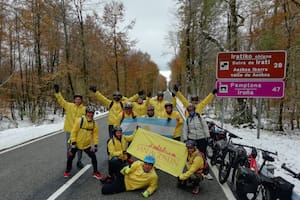 Es ingeniero y lleva de vacaciones a todos los albañiles de su constructora