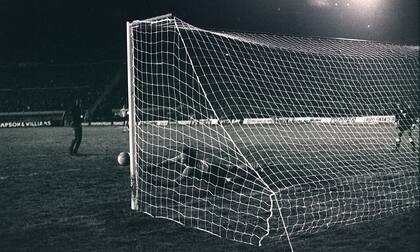 Hugo Orlando Gatti le ataja el último penal de la serie a Vanderlei, de Cruzeiro, y Boca se consagra campeón de la Libertadores en 1977