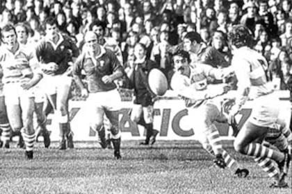 Hugo Porta recibe la pelota de Adolfo Etchegaray y lanza a su línea de tres cuartos con un salteo que llegará a las manos de Sansot; Martín disfrutó al excelso 10 como compañero en los Pumas y lo admiró como rival en los atractivos Pueyrredón vs. Banco Nación de los ochentas.