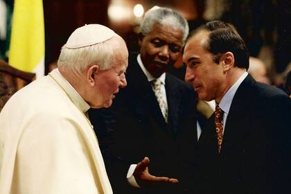 Hugo Porta saluda al Papa Juan Pablo II bajo la mirada de Nelson Mandela, el presidente sudafricano que fue el que los presentó
