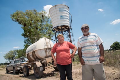 Hugo Ramos y su esposa Monica Fernandez hacen varios viajes por dia para buscar agua en un tanque de la comuna de La Gallareta, localidad al sur de Vera, para llevar a un estanque en su campo y poder abastecer a sus animales