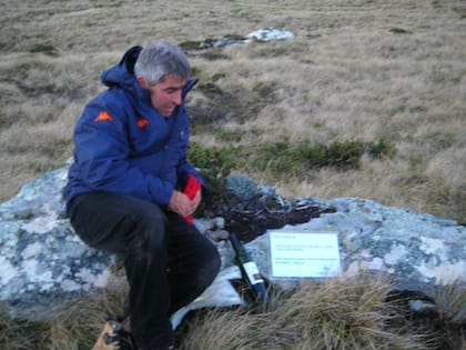 Hugo Robert, en Malvinas: un homenaje a su amigo Rolando Pacholczuk