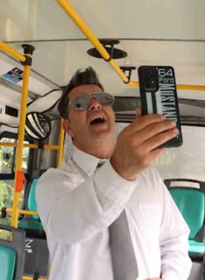 Hugo Robles, con su teléfono, grabando un video con una canción de Luis Miguel para sus fanáticos de TikTok e Instagram