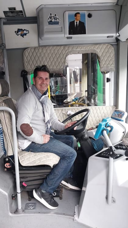 Hugo Robles y la foto de Luis Miguel de fondo, su inspiración para sacarle una "alegría a los pasajeros"