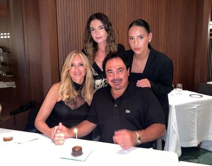 Hugo Sánchez se casó con Isabel Martín y juntos tuvieron a sus hijas Isabella y Hana (Instagram/hugosanchez_9)