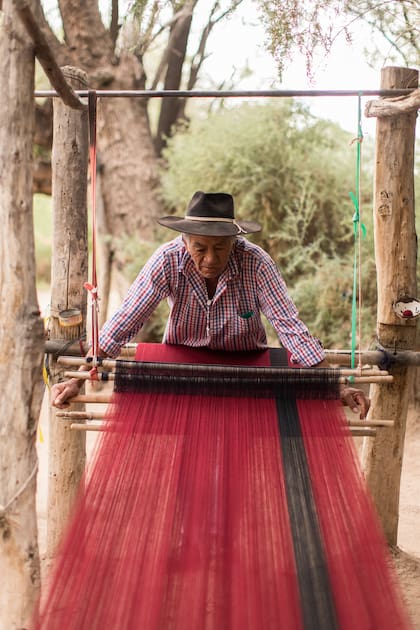 Hugo Sandoval, el primer artesano que aparece en el camino.