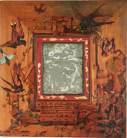 Hugo se exilió en Guernsey, y convirtió su casa en un refugio gótico con un interior romántico lleno de toques fantásticos, como este espejo destartalado cuyo marco de madera pintó con pájaros de colores