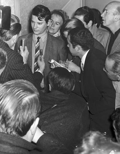 Hugo Serrano, hijo del primer hombre trasplantado de corazón en la Argentina, habla con la prensa