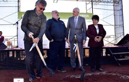 Hugo Sigman y José Cartellone (tercero de la izquierda) junto al entonces gobernador correntino, Ricardo Colombi, cuando iniciaron la construcción de FRESA en 2017, planta que entró a producir energía en 2020